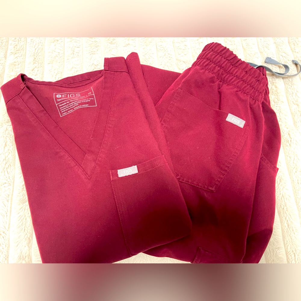 FIGS XS Catarina-One Pocket Scrub Top; Small Zamora Jogger Pants.